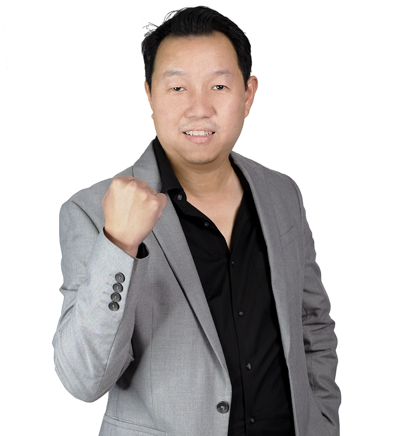 โค้ชเต๊ะยืนยกกำปั้นแสดงความมั่นใจในสูทสีเทา